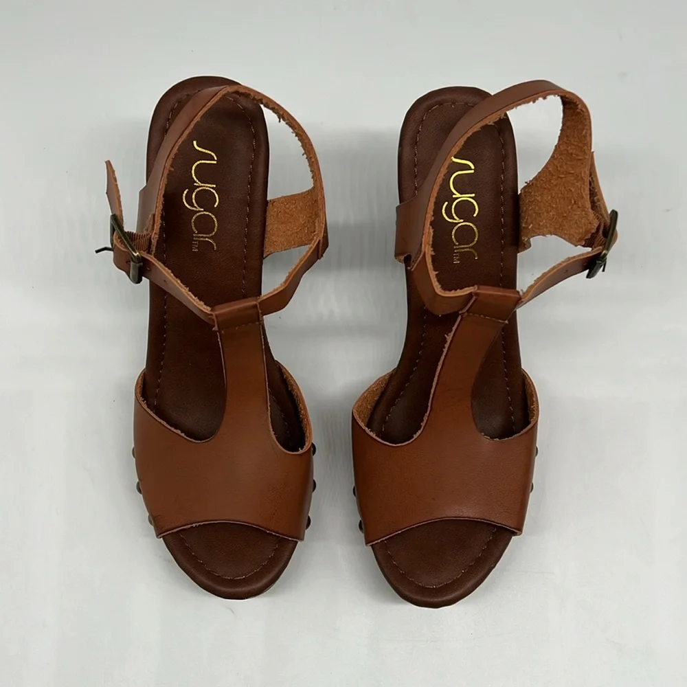 Sugar Quele Brown Vegan Leather Brass Studded Block Faux Wood Heeled Sandals 6.5